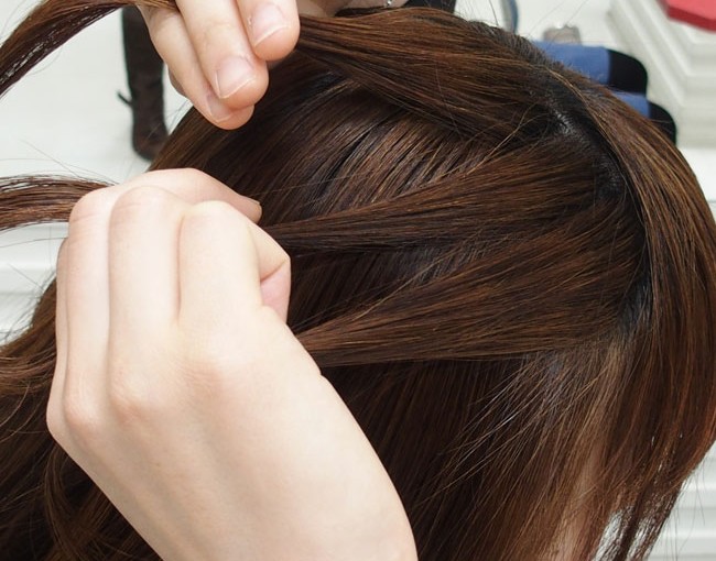 《簡単アレンジ3》ストレートのボブヘアは、片編み込みでアクセントを