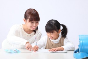 勉強する女の子とお母さん